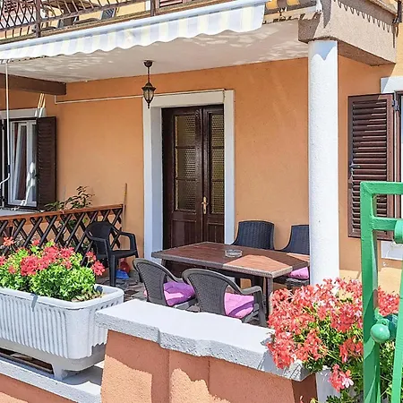 Apartment Lovely In Pula With Wifi